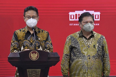 Menko Ekon Airlangga Hartarto dan Menkes Budi Gunadi Sadikin dalam keterangan pers, Senin (18/07/2022), usai mengikuti Ratas mengenai Evaluasi PPKM yang dipimpin Presiden Jokowi. (Foto: Humas Setkab/Rahmat)
