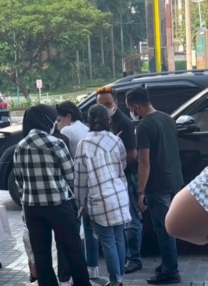 Penangkapan artis Nikita Mirzani. (Foto: Instagram Ramdan Alamsyah/PMJnews)