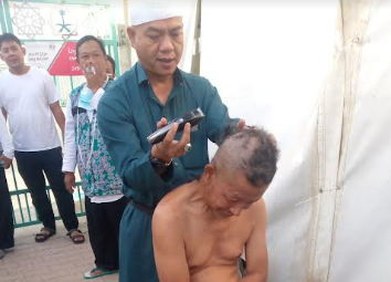 Bupati Bandung HM Dadang Supriatna mendadak jadi tukang cukur tahalul gratis saat melaksanakan ibadah haji di Tanah Suci Mekah Arab Saudi (Foto: Istimewa)