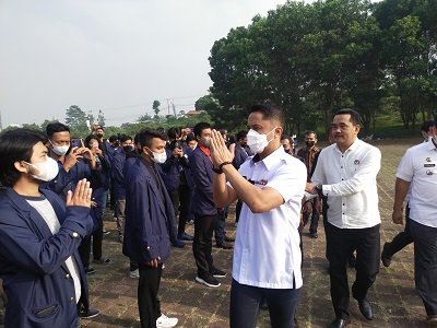 
Universitas Islam Negeri (UIN) Sunan Gunung Jati Bandung, menerjunkan 1.150 mahasiswanya untuk mengikuti Kuliah Kerja Nyata (KKN) di wilayah Kabupaten Bandung Barat (KBB).Kehadiran mereka diterima Pelaksana Tugas (Plt) Bupati Bandung Barat Hengky Kurniawan. (Foto: heny/dara.co.id)
