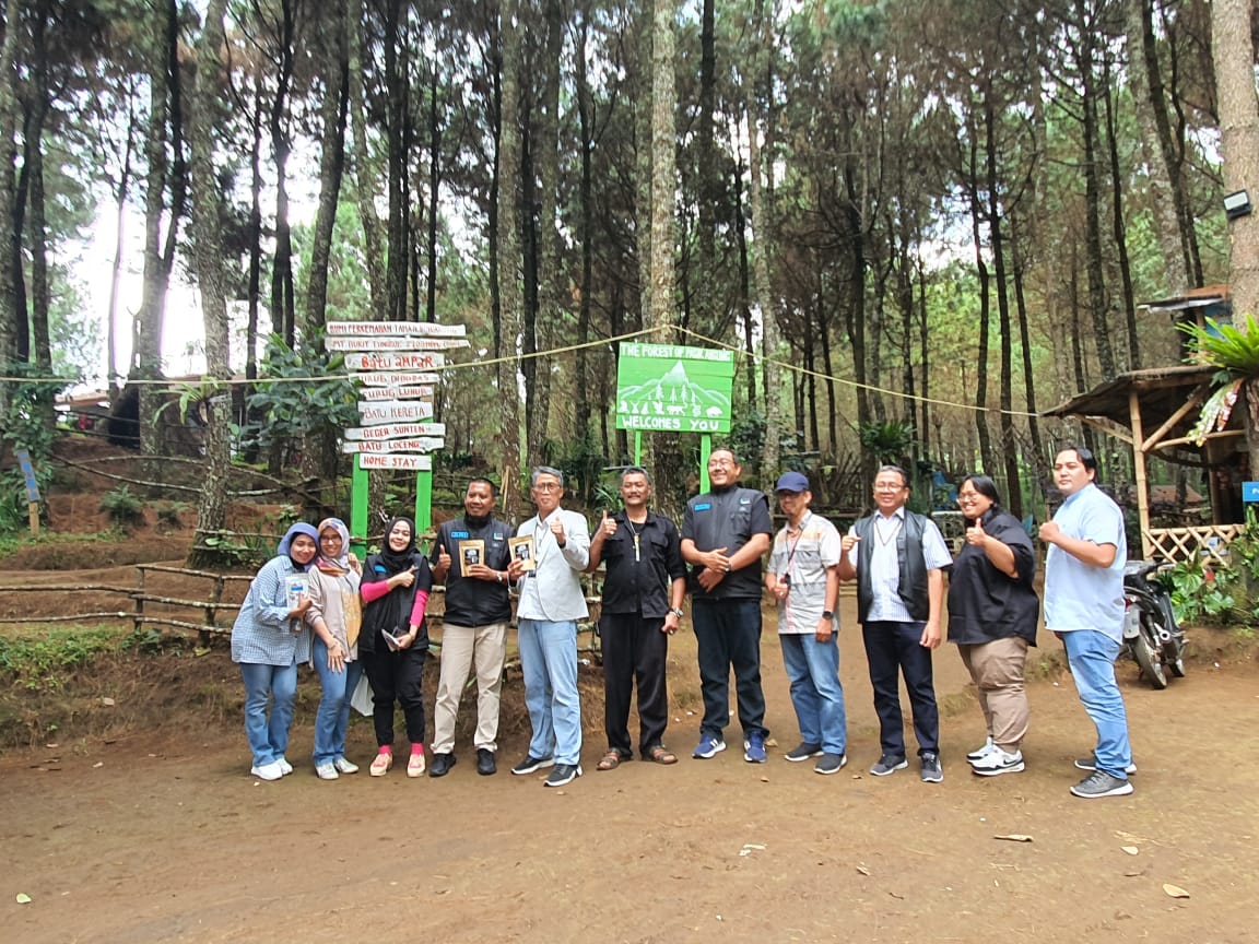 Tim  Akademisi saat survei lapangan