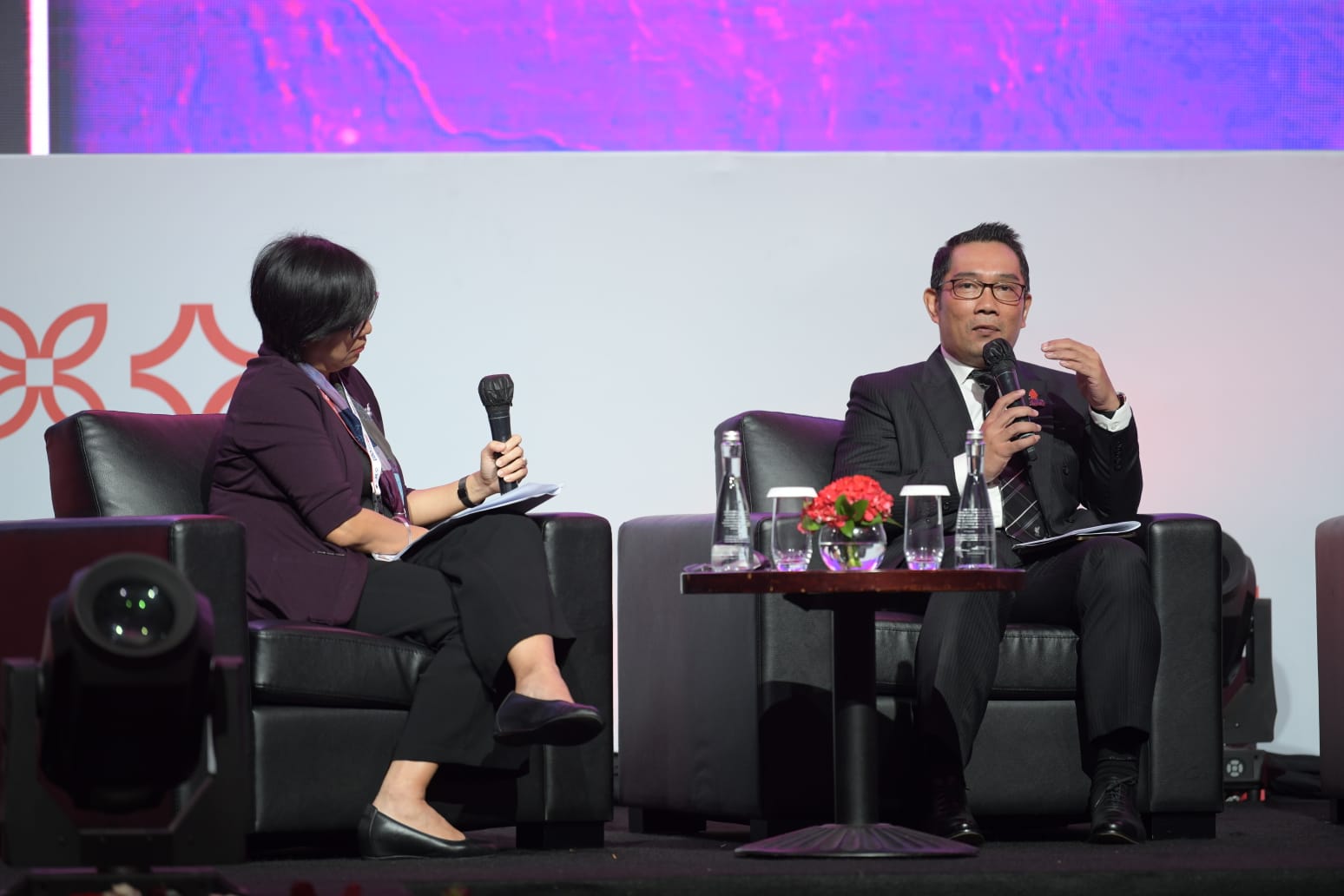 Gubernur Jawa Barat Ridwan Kamil menjadi pembicara pada pembukaan U20 Mayor Summit 2022 di Fairmont Hotel, Jakarta, Selasa (30/8/2022) (Foto: Istimewa)