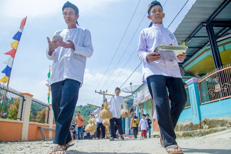 Masyarakat Banjarwangi, Kabupaten Garut menggelar Tradisi "Ampih Pare" yang merupakan tradisi leluhur sebagai ucap syukur dari hasil panen yang melimpah, tidak ada hama, dan saat proses dari sawah dibawa ke leuit (Foto: Istimewa)
