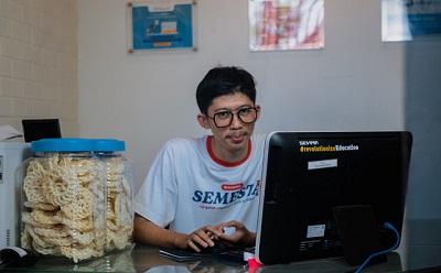 Anak Pedagang Kerupuk ini Sabet Beasiswa SEMESTA, Belajar IT Sambil Jaga Warnet