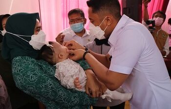 Plt Bupati Bandung Barat, Hengky Kurniawan saat memberikan imunisasi polio di Posyandu RW 09 Desa Mekar Sari, Kecamatan Ngamprah, Rabu (3/8/2022). (Foto: heny/dara.co.id)