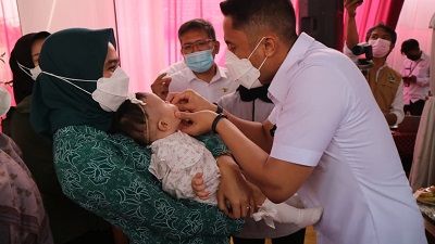 

Plt Bupati Bandung Barat, Hengky Kurniawan saat memberikan imunisasi polio di Posyandu RW 09 Desa Mekar Sari, Kecamatan Ngamprah, Rabu (3/8/2022). (Foto: heny/dara.co.id)
