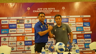 
Pelatih Timnas Indonesia, Bima Sakti dan pelatih MyanmarAung Zaw Myo bersalaman usai jumpa pers jelang laga Semifinal Piala AFF U-19, yang akan berlangsung di Stadion Maguwoharjo, Sleman, Rabu (10/8/2022).(Foto: pssi.org)

