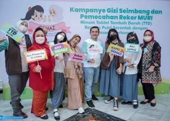 Kepala Dinas Pendidikan Jawa Barat, Dedi Supandi berfoto bersama dengan sejumlah siswa di sela Kampanye Gizi Seimbang dan Gebyar Minum Tablet Tambah Darah (TTD) di Gedung Sate, Kota Bandung, Kamis (11/8/2022). (Foto: deram/dara.co.id)