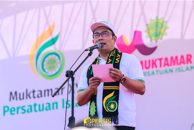 Gubernur Jawa Barat, H. M. Ridwan Kamil memberikan sambutan pada acara Silahturahmi Akbar Jelang Muktamar XVI PERSIS beserta otonom di Stadion Si Jalakharupar, Kabupaten Bandung, Sabtu (27/8/2022). (Foto: persis.or.id)
