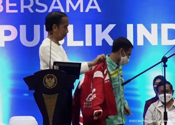 Presiden Jokowi memasangkan jaketnya kepada seorang pegawai PT Freeport Indonesia, Rabu (31/08/2022). (Sumber: Tangkapan Layar/setkab)