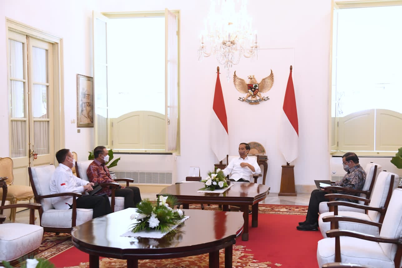 Presiden Jokowi didampingi Seskab Pramono Anung menerima Menpora Zainudin Amali dan Ketum PSSI Mochamad Iriawan, Rabu (03/08/2022), di Istana Merdeka, Jakarta. (Foto: BPMI Setpres/Lukas)


