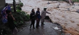 Jembatan Darurat di Banjarwangi Garut Ambrol, Akses Penghubung Dua Desa Ini Terputus