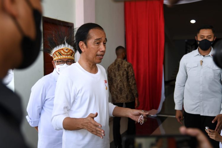 Presiden Jokowi dalam keterangannya di Gedung Olahraga (GOR) Toware (HMS), Kabupaten Jayapura, Rabu (31/08/2022). (Foto: BPMI Setpres/Lukas)