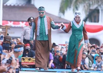 Kang Emil dan istri dalam balutan busana Kabayan Milenial (Foto: jabarprov)