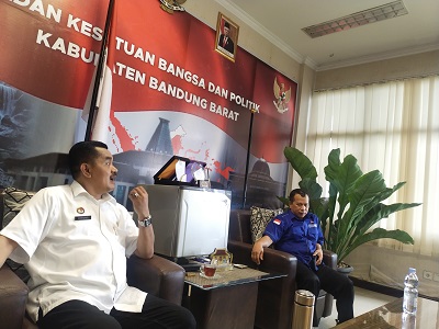 Kepala Kesbangpol Kabupaten Bandung Barat, Suryaman saat menerima Pengurus DPC Demokrat KBB (Foto: heny/dara.co.id)