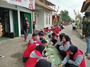 Meriahkan HUT RI ke-77, Warga Sukasenang Banyuresmi Garut Botram Bersama Sepanjang 877 Meter
