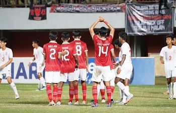 Pemain Timnas Indonesia memberikan salam kepada para suporter, usai pertandingan melawan Myanmar di Stadion Maguwoharjo, Sleman, Rabu (10/8/2022). Indonesia lolos ke final Piala AFF U-16 2022. (Foto: pssi.org)