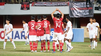 
Pemain Timnas Indonesia memberikan salam kepada para suporter, usai pertandingan melawan Myanmar di Stadion Maguwoharjo, Sleman, Rabu (10/8/2022). Indonesia lolos ke final Piala AFF U-16 2022. (Foto: pssi.org)
