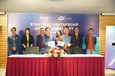 NCS bermitra dengan FPT Software untuk meluncurkan Strategic Delivery Center di Vietnam. (Dari kiri) Para eksekutif pada upacara penandatanganan di Vietnam: Mr Howie Lau, Managing Partner, Corporate Development and Partnerships, NCS; Claudia Tan, Mitra Senior dan COO, Pemerintah+, NCS; Bapak Sam Liew Lien Ban, Managing Partner, Gov+, NCS; Mr Ng Kuo Pin, CEO NCS; Nyonya Chu Thi Thanh Ha, Ketua, Perangkat Lunak FPT; Dr Truong Gia Binh, Ketua Grup, FPT Corporation; Tran Dang Hoa, COO, Perangkat Lunak FPT; dan Bapak David Nguyen, CEO, FPT Asia Pasifik (Foto: Istimewa)