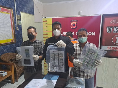 
 Kapolresta Cirebon, Kombes Pol Arif Budiman didampingi Kasat Res Narkoba, Kompol Danu Raditya Atmaja, memberikan keterangan pers, Kamis (25/8/2022).(Foto: bambang/dara.co.id)
