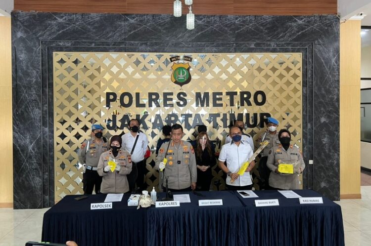 Kapolres Metro Jakarta Timur, Kombes Pol Budi Sartono menggelar perkara kasus pengeroyokan wartawan di Kramat Jati. (Foto: PMJ News)