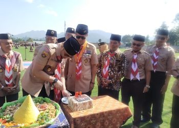 Ketua Majelis Pembimbing Cabang (Mabicab) Gerakan Pramuka Kabupaten Bandung Barat (KBB) Hengky Kurniawan memotong tumpeng pada Peringatan HUT ke-61, di Nurul Fikri (NF), Lembang, Kamis (25/8/2022). (Foto: heny/dara.co.id)