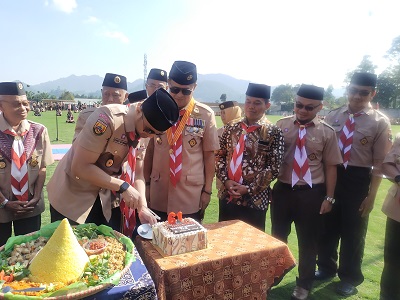 
Ketua Majelis Pembimbing Cabang (Mabicab) Gerakan Pramuka Kabupaten Bandung Barat (KBB) Hengky Kurniawan memotong tumpeng pada Peringatan HUT ke-61, di Nurul Fikri (NF), Lembang, Kamis (25/8/2022). (Foto: heny/dara.co.id)
