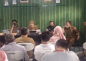 Bagian Hukum, Setda Kabupaten Bandung Barat Barat melakukan mediasi terkait penggembokan SDN Bunisari, di Desa Gadobangkong, Selasa (9/8/2022). (Foto: heny/dara.co.id)