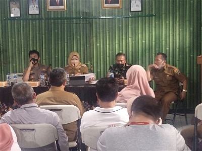Bagian Hukum, Setda Kabupaten Bandung Barat Barat melakukan mediasi terkait penggembokan SDN Bunisari, di Desa Gadobangkong, Selasa (9/8/2022). (Foto: heny/dara.co.id)