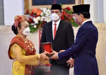 Presiden Jokowi menganugerahkan tanda kehormatan Republik Indonesia, di Istana Negara, Jakarta, Kamis (12/08/2022). (Foto: Humas Setkab/Jay)