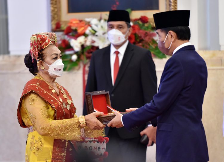 Presiden Jokowi menganugerahkan tanda kehormatan Republik Indonesia, di Istana Negara, Jakarta, Kamis (12/08/2022). (Foto: Humas Setkab/Jay)