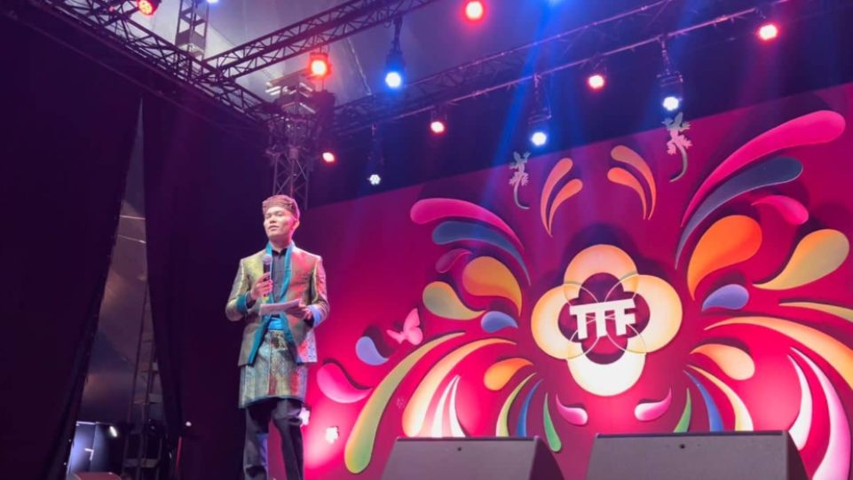 Fedri MC Jakarta saat tampil memandu acara Tong Tong Fair Belanda 2022 di Den Haag (Foto: Dok Uda Fe)