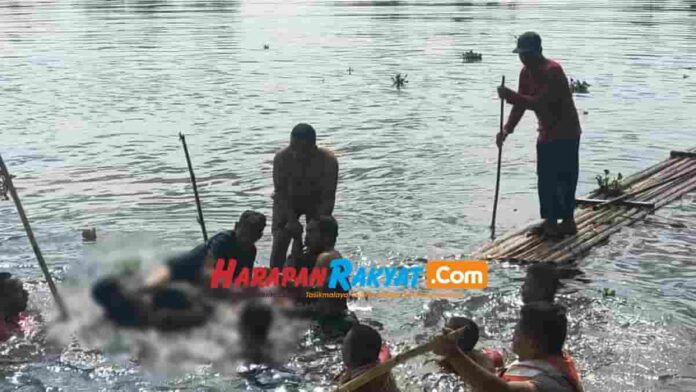 Saat korban ditemukan oleh tim gabungan. Foto : Apip/HR.