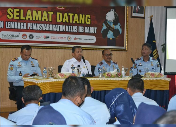 Kadivpas Kanwil Kemenkumham Jawa Barat, Maulidi Hilal, didampingi Kepala Unit Pelaksana Teknis memberikan pengarahan dan penguatan tugas pokok dan fungsi (Foto: Istimewa)