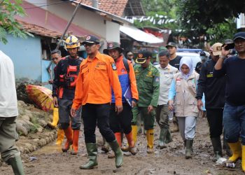 Wakil Bupati Garut, dr.Helmi Budiman, saat meninjau lokasi banjir bandang di Kecamatan Pameungpeuk (Foto: Istimewa)