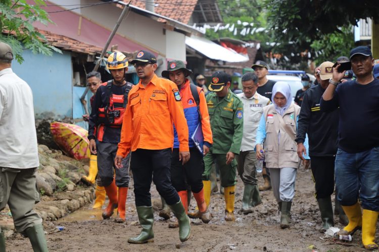 Wakil Bupati Garut, dr.Helmi Budiman, saat meninjau lokasi banjir bandang di Kecamatan Pameungpeuk (Foto: Istimewa)