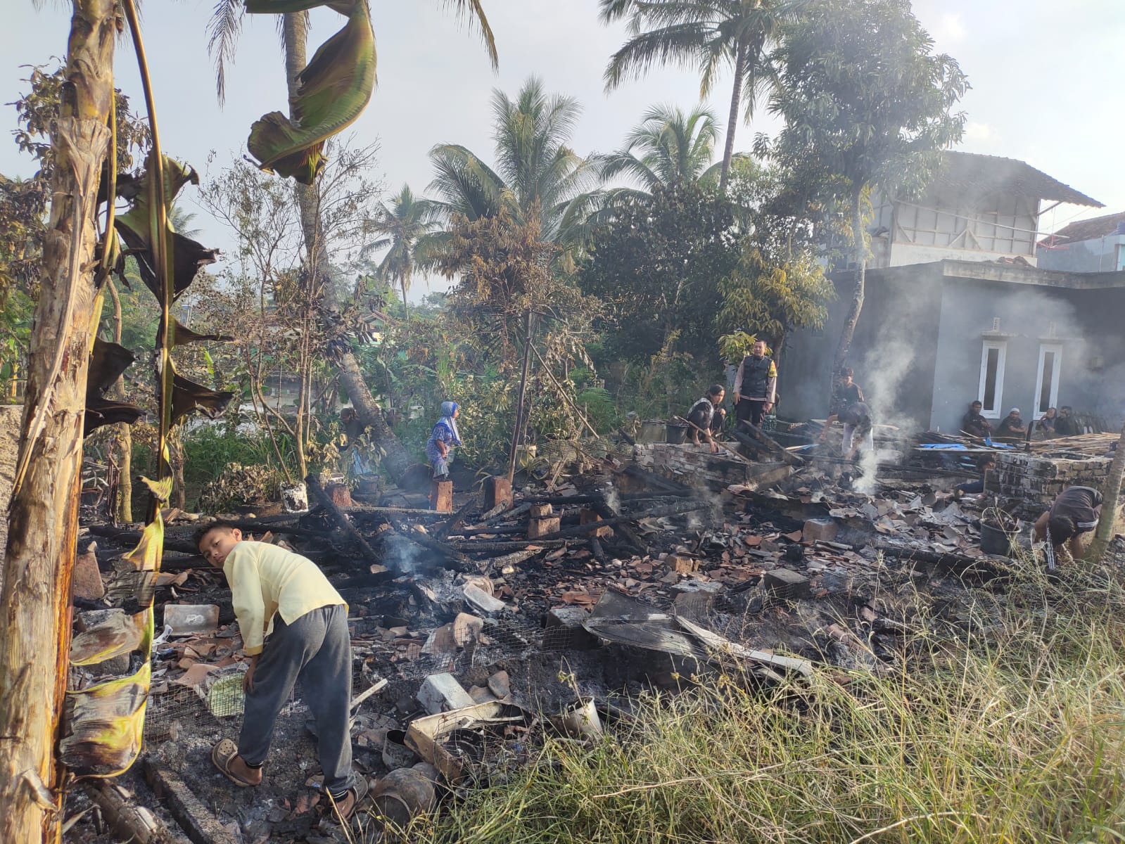 Dua buah rumah tinggal arang akibat kebakaran (Foto: Istimewa)