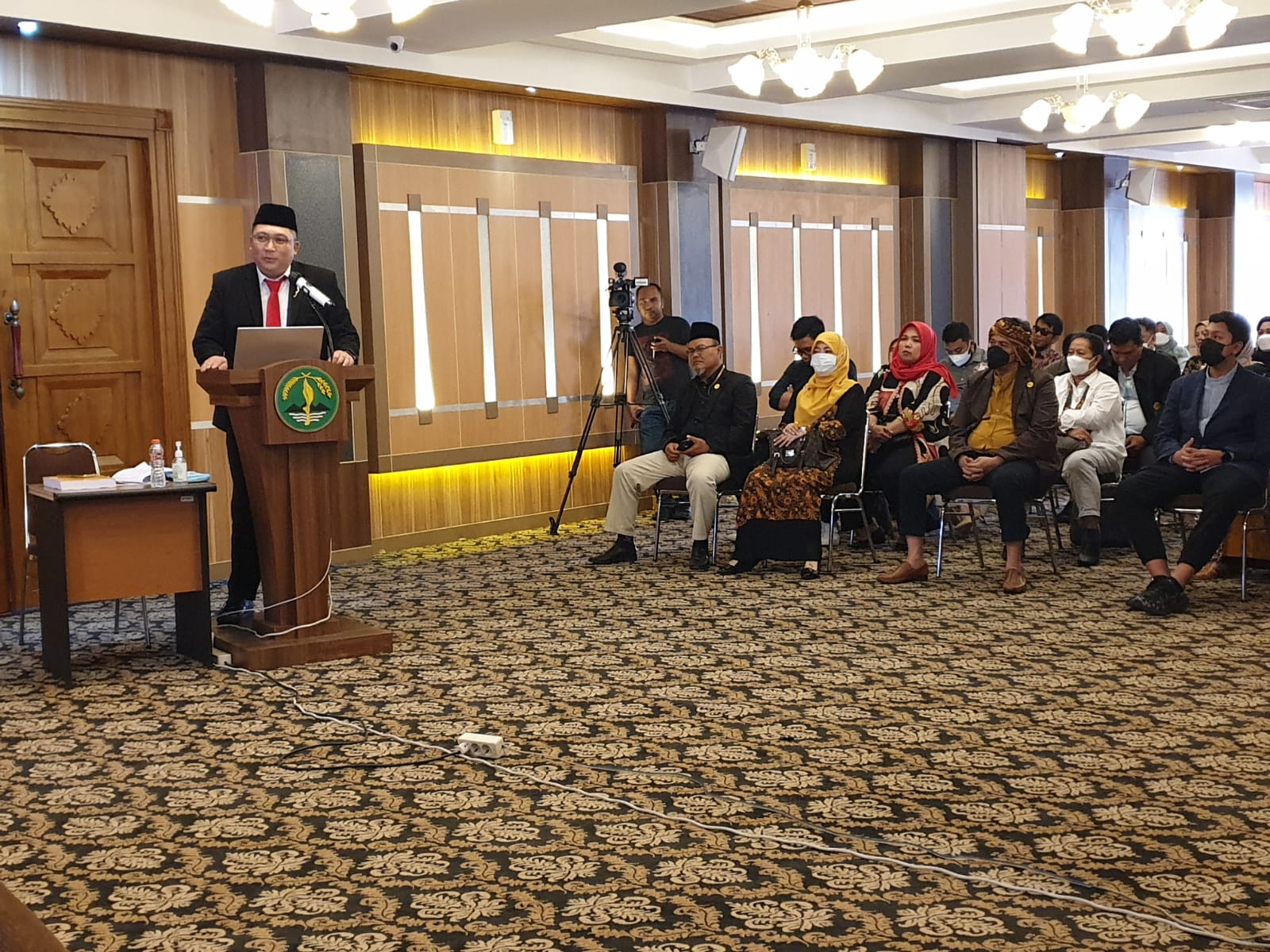 Direktur PT. Tama Cokelat Indonesia, Kiki Gumelar, saat sidang terbuka Promosi Doktor Ilmu Manajemen di Aula Mandalasaba dr.Djoenjoenan Lantai V Gedung Paguyuban Pasundan, Jalan Sumatra No 41 Kota Bandung, Senin (26/9/2022) (Foto: Istimewa)