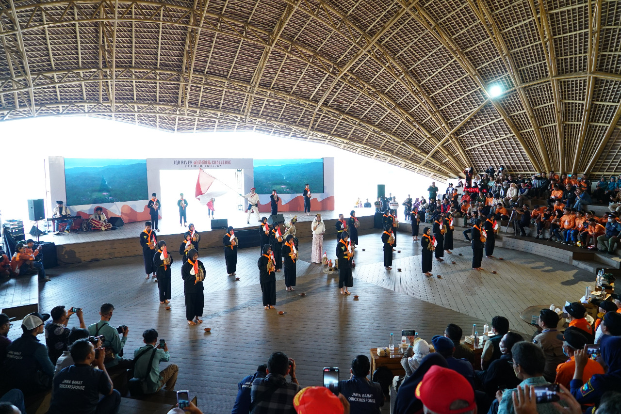 Acara pembukaan JQR River Rescue Challenge Piala Gubernur Jabar 2022 yang dilaksanakan di Amphitheater Situ Bagendit, Kecamatan Banyuresmi, Kabupaten Garut, Kamis (29/9/2022) (Foto: Istimewa)