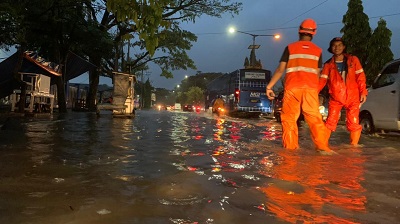 Petugas dari BPBD berjaga-jaga di Terminal Tipe A Kota Sukabumi yang teredndam banjir, Rabu sore (7/9/2022). (Foto: dian/dara.co.id)