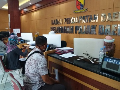 Loket Pelayanan di Kanto Bapenda Kabupaten Bandung di Komplek Perkantoran Pememerintah Kabupaten Bandung di Soreangn  sibuk melayani sejumlah wajib pajak (Foto: ist)