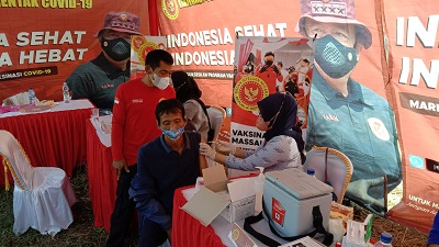 
Badan Intelijen Negara Daerah (Binda) Jabar terus menggencarkan Vaksinasi Covid-19 Khususnya Dosis ketiga atau Booster, di Kp.Tugu RT.1/5 Desa Pasirhalang, Kecamatan Sukaraja, Kabupaten Sukabumi, Jawa Barat, Sabtu (3/9/2022). (Foto: dian/dara.co.id)
