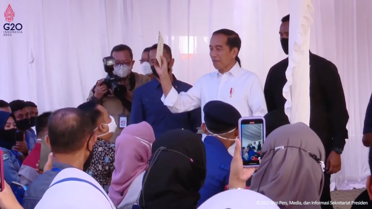 Presiden Jokowi meninjau penyaluran bansos di Baubau, Sulawesi Tenggara, Selasa (27/09/2022). (Sumber: Tangkapan Layar)

