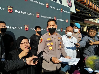 

Kapolres Garut, AKBP Wirdhanto Hadicaksono, memberikan keterangan saat menggelar konferensi pers di Mapolres Garut, Jalan Sudirman, Kecamatan Karangpawitan, Kabupaten Garut, Kamis (15/9/2022).(Foto: andre/dara.co.id)
