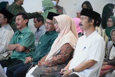 
Bupati Bandung Dadang Supriatna didampingi Ketua Tim Penggerak PKK, Emma Detty Supariatna, dan Kepala Dinas Sosial Indra Respati melaunching program bantuan sosial dan pelayanan SKTM Online di Gedung SLRT (Sistem Layanan Rujukan Terpadu)  Soreang, Kabupaten Bandung, Jumat (9/9/22). (Foto: Humas Pemkab Bandung)
