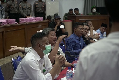 

Mahasiswa dari berbagai organisasi di Kabupaten Garut saat melakukan audensi dengan Bupati Garut, Rudy Gunawan, dan jajaran pimpinan DPRD Garut, di ruang rapat DPRD Garut, Jalan Patriot, Kecamatan Tarogong Kidul, Kabupaten Garut, Rabu (7/9/2022).(Foto: andre/dara.co.id)

