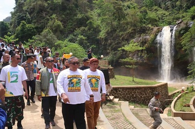 Bupati Sukabumi H. Marwan Hamami meresmikan destinasi wisata Curug Sodong dikawasan Ciletuh  Palabuhanratu UNESCO Global Geopark, Minggu (4/9/2022). (Foto: dian/dara.co.id)
