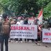 Gabungan Penambang Jawa Barat melakukan aksi unjuk rasa di depan Gedung DPRD Kabupaten Sukabumi, Kamis (8/9/2022). (Foto: dian/dara.co.id)