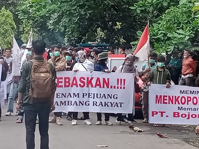 
Gabungan Penambang Jawa Barat melakukan aksi unjuk rasa di depan Gedung DPRD Kabupaten Sukabumi, Kamis (8/9/2022). (Foto: dian/dara.co.id)
