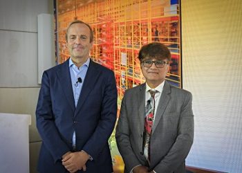 kiri) Oscar de Bok, CEO, Rantai Pasokan DHL; Vikas Anand, Managing Director, DHL Supply Chain India